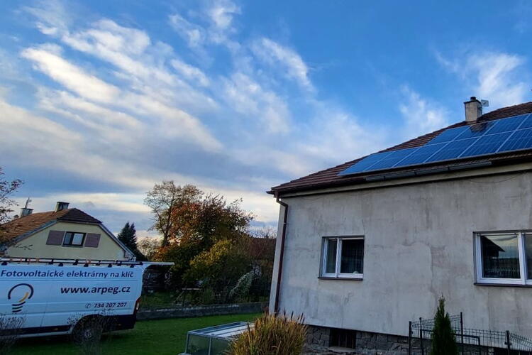 Reference: Fotovoltaická elektrárna instalovaná na stanovou střechu v Horních Ředicích 
