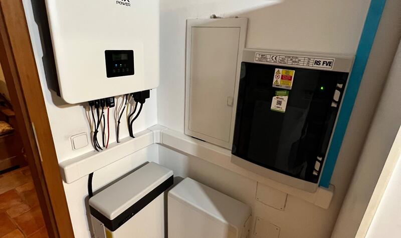 Reference: Solární elektrárna s výkonem 9,9 kWp a uchováním vyrobené energie v bateriích - Nymburk