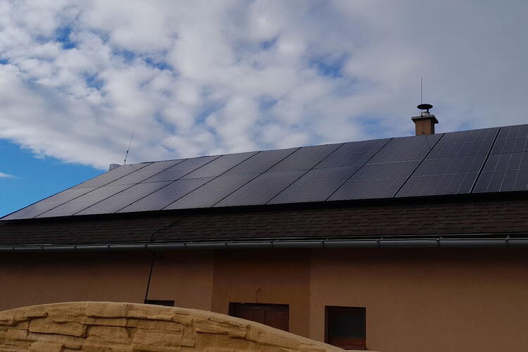 Reference: Fotovoltaická elektrárna o výkonu 9,9 kWp instalovaná na sedlovou střechu - Kopřivnice-Lubina 