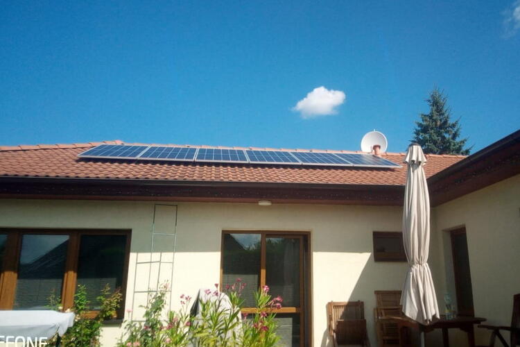 Reference: Fotovoltaika na valbové střeše o výkonu 5,4 kWp - Říčany-Pacov 