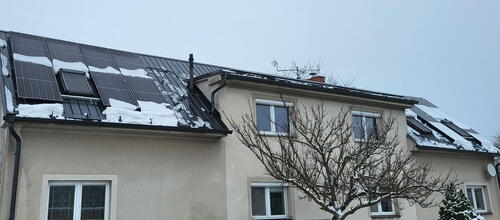 Reference Fotovoltaika o výkonu 9,9 kWp a uložením vyrobené energie do baterií - Holín 
