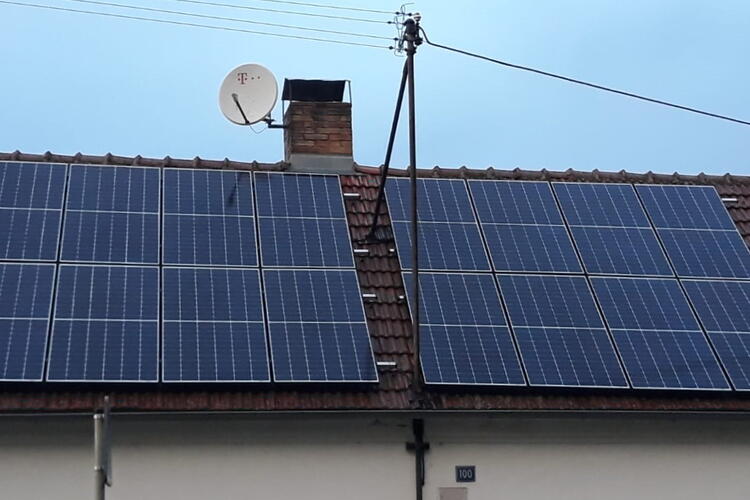 Reference: Fotovoltaika s baterii o kapacitě 10,65 kWh instalovaná v Obratani 