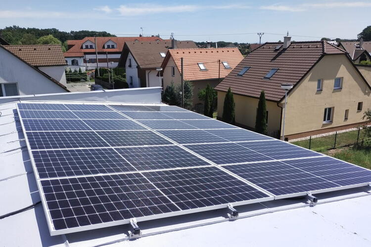 Reference: Solární elektrárna Instalovaná na rovnou střechu - Srch 