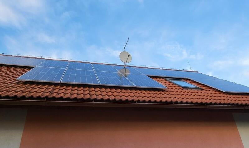 Reference: Solární elektrárna s dobíjecí stanicí pro elektromobil instalovaná v Pardubicích