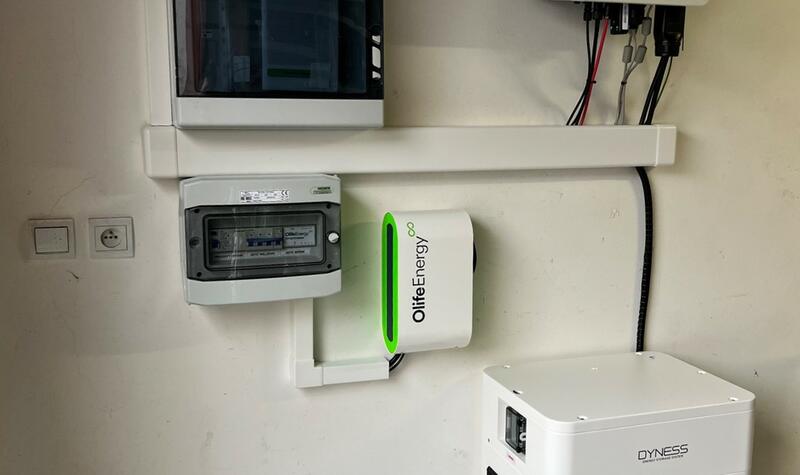 Reference: Solární elektrárna s dobíjecí stanicí pro elektromobil instalovaná v Pardubicích