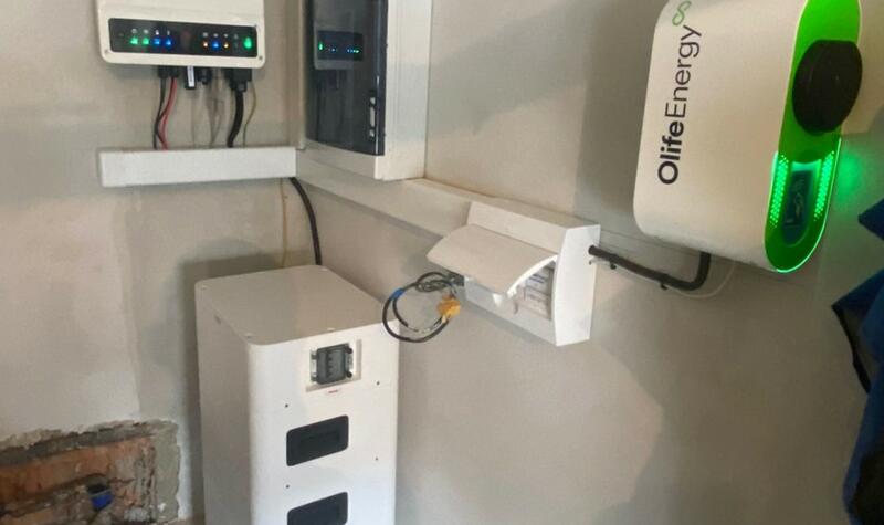 Reference: Fotovoltaika s dobíjecí stanicí pro elektromobily montovaná v Hostkovicích 