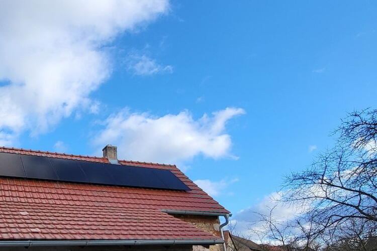 Reference: Solární elektrárna na míru s bateriovým úložištěm - Kostelec nad Černými lesy 