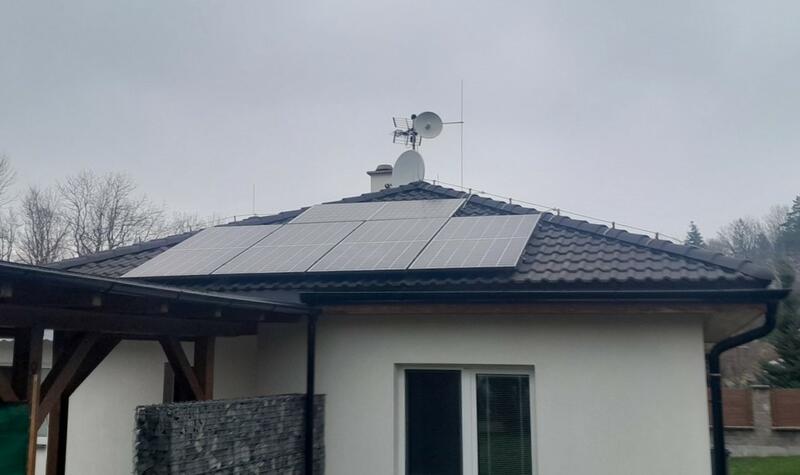 Reference: Fotovoltaika s baterií a nabíjecí stanicí pro elektromobil - Baška