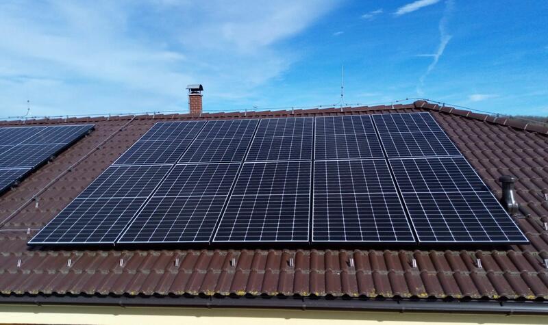 Reference: Fotovoltaická elektrárna instalovaná na valbovou střechu - Dolní Třebonín