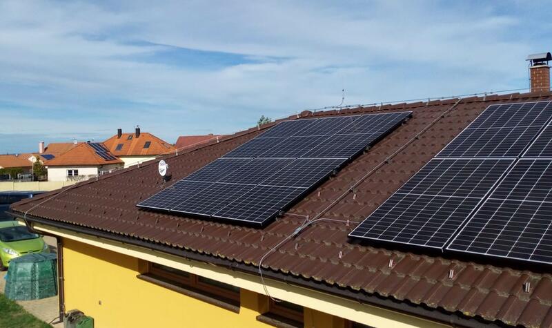 Reference: Fotovoltaická elektrárna instalovaná na valbovou střechu - Dolní Třebonín