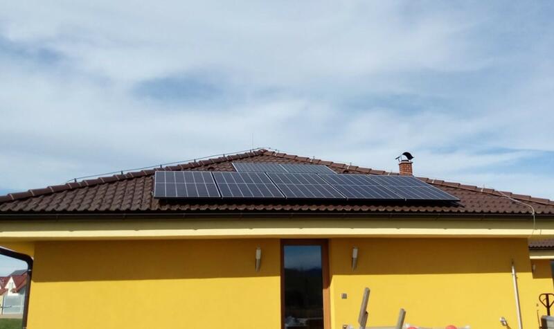 Reference: Fotovoltaická elektrárna instalovaná na valbovou střechu - Dolní Třebonín 