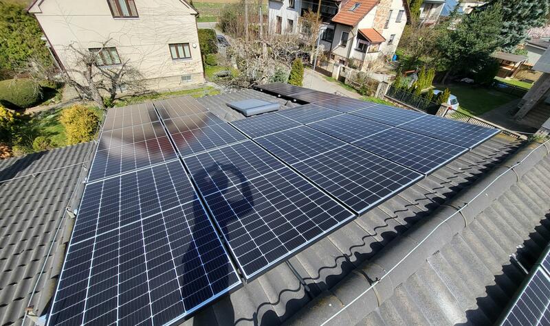 Reference: Solární elektrárna s akumulací do baterií - Dobřichovice