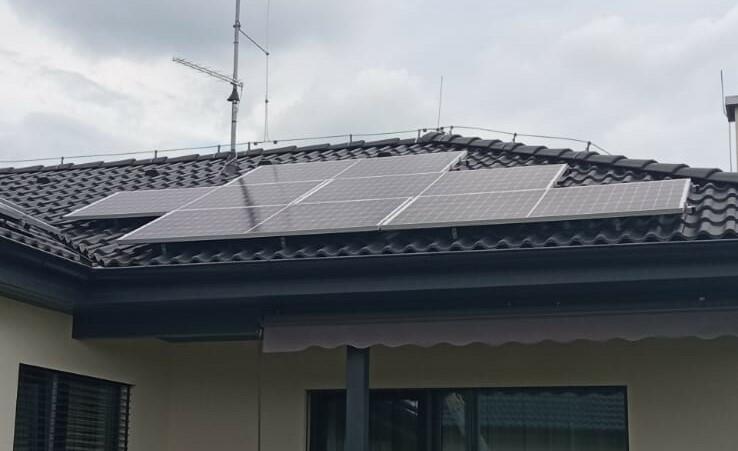 Reference: Instalace fotovoltaické elektrárny na valbovou střechu - Dobrovice