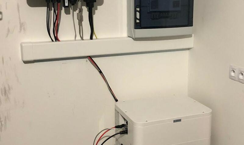Reference: Instalace fotovoltaické elektrárny na valbovou střechu - Dobrovice