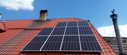 Reference Fotovoltaická elektrárna instalovaná na polovalbovou střechu - Ratibořské Hory 