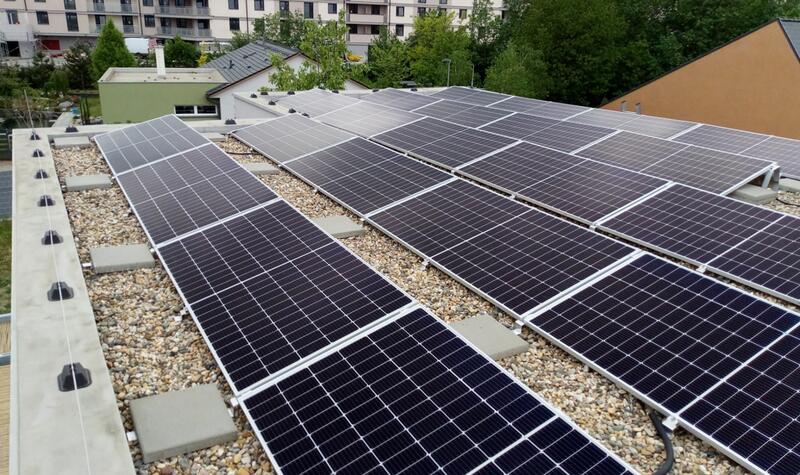 Reference: FVE na míru s bateriovým úložištěm a dobíjecí stanici pro elektromobil - Brandýs nad Labem