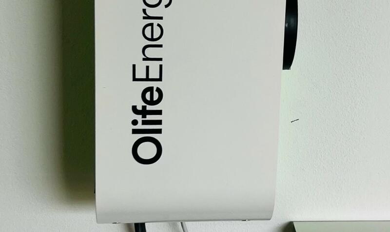 Reference: FVE na míru s bateriovým úložištěm a dobíjecí stanici pro elektromobil - Brandýs nad Labem