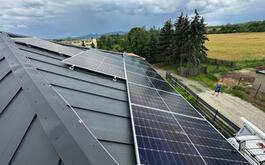 Reference Fotovoltaická elektrárna o výkonu 9,9 kWp s akumulaci do baterie - Lahošť