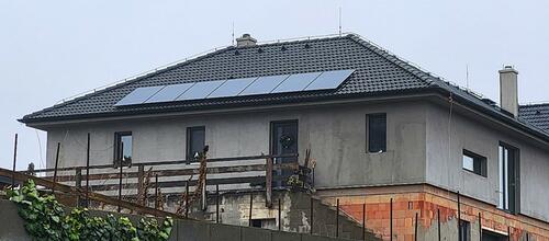 Reference Fotovoltaika na míru s dobíjecí stanici pro elektromobil - Rozsochatec 