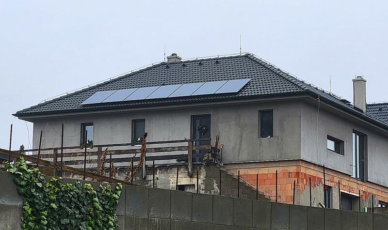 Reference: Fotovoltaika na míru s dobíjecí stanici pro elektromobil - Rozsochatec