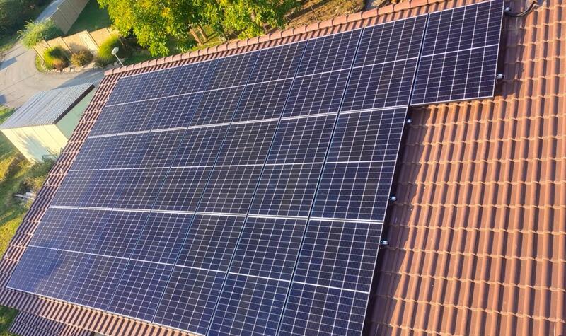Reference: Fotovoltaická elektrárna s baterií a dobíjecí stanicí pro elektromobil -  Kunštát 