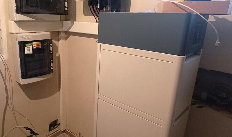 Reference: Fotovoltaická elektrárna s baterií a dobíjecí stanicí pro elektromobil -  Kunštát 
