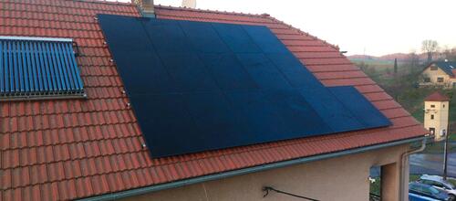 Reference Fotovoltaická elektrárna s wallboxem na polovalbové střeše - Jindřichov 