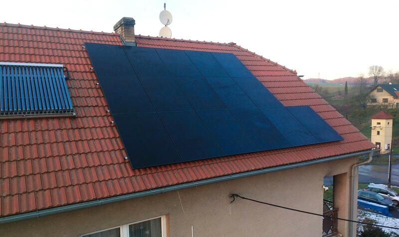 Reference: Fotovoltaická elektrárna s wallboxem na polovalbové střeše - Jindřichov 
