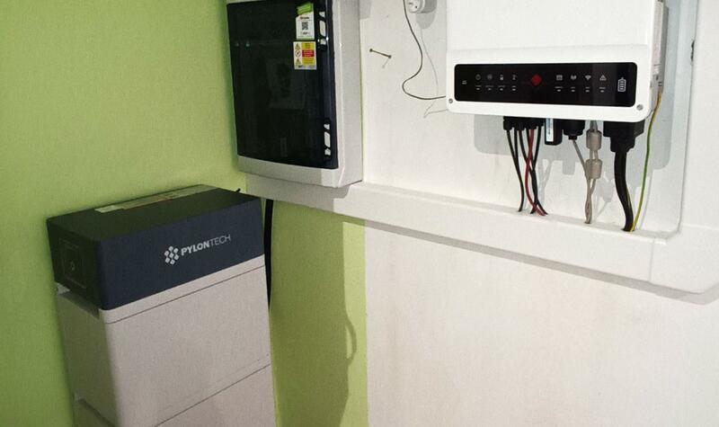 Reference: Fotovoltaická elektrárna s wallboxem na polovalbové střeše - Jindřichov 