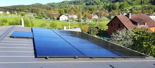 Reference Fotovoltaický systém s řídicí jednotkou GreenBox a dobíjecí stanici pro elektromobil - Vidče