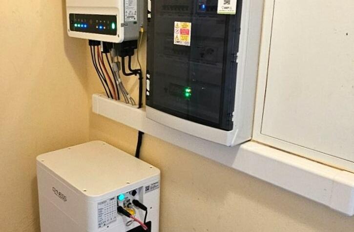 Reference: Fotovoltaiky a řídicí jednotkou GreenBox a bateriovým úložištěm - Říčany