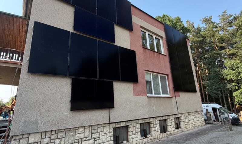 Reference: Fotovoltaická elektrárna s řídicí jednotkou GreenBox na fasádě domu v Pardubicích 