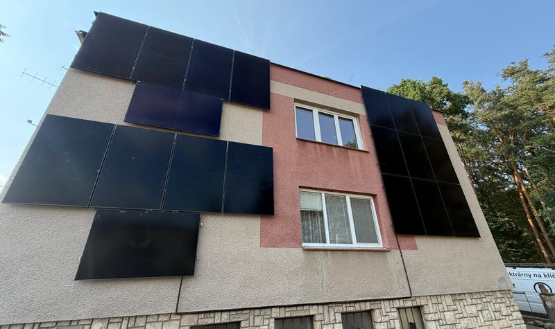 Reference: Fotovoltaická elektrárna s řídicí jednotkou GreenBox na fasádě domu v Pardubicích 
