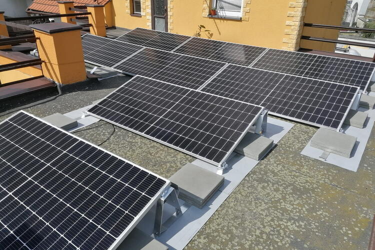 Reference: Fotovoltaická elektrárna instalovaná na rovné střeše 