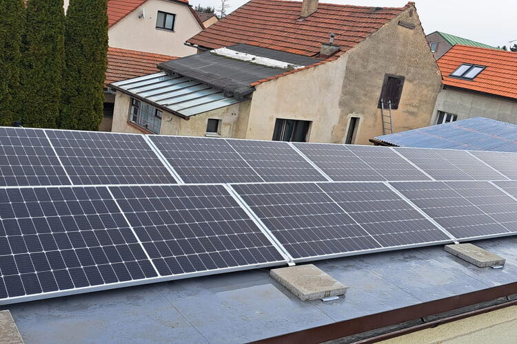Reference: Fotovoltaická elektrárna s dotací na bateriový systém- Dobřichov 