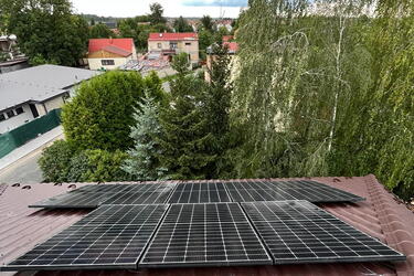Reference: Fotovoltaika s dotací na bateriový systém- Újezd nad Lesy 