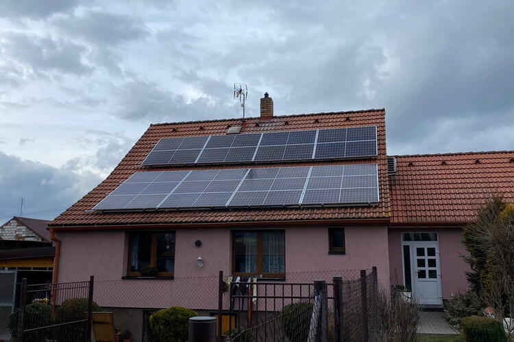 Reference: Fotovoltaická elektrárna s baterií na klíč- Srby 