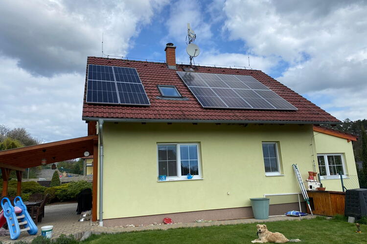 Reference: Fotovoltaika s dotací Nová zelená úsporám realizována v Sazené 