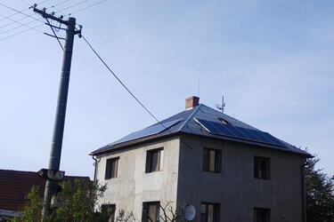 Reference: Fotovoltaická elektrárna s vyřízením dotace realizována v Podhradní Lhotě 