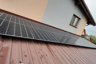 Reference: Fotovoltaika s baterií na klíč realizována ve Sviadnově 