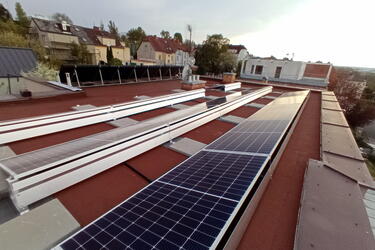 Reference: Fotovoltaická elektrárna montovaná na rovné střeše- Praha- Ruzyně 