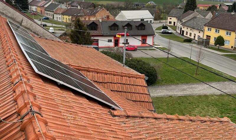 Reference: Instalace fotovoltaiky s vyřízením dotace- Roštění