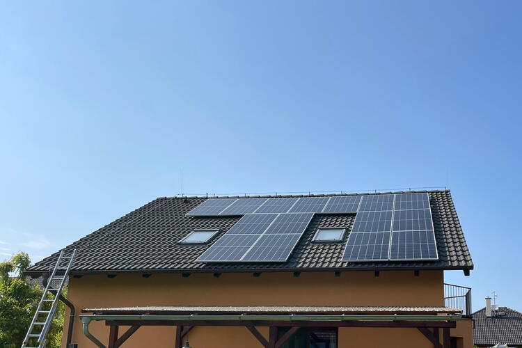 Reference: Fotovoltaika s bateriovým systémem montována v Kolíně 