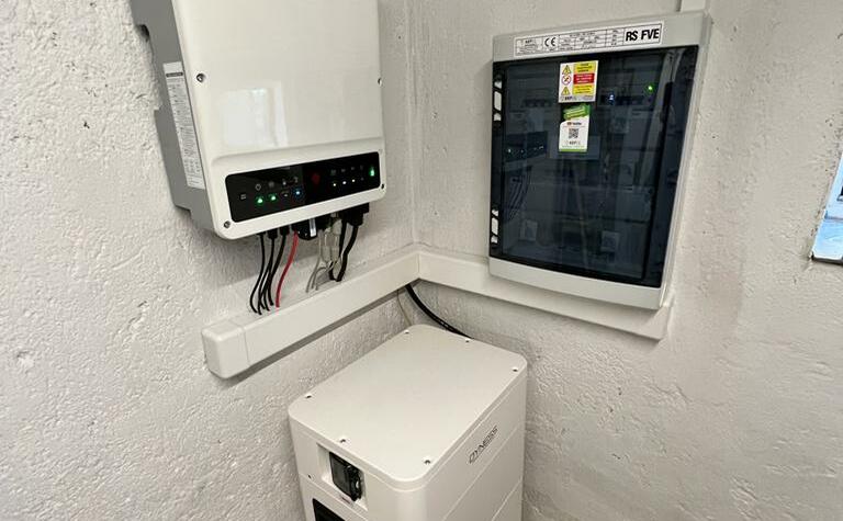 Reference: Střešní fotovoltaická elektrárna s bateriovým úložištěm - Náchod-Lipí 