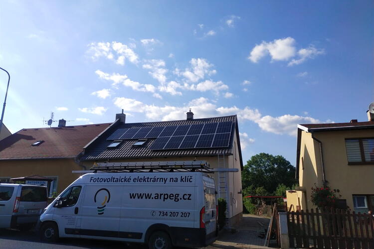 Reference: Fotovoltaická elektrárna instalována v Jirkově v Ústeckém kraji 