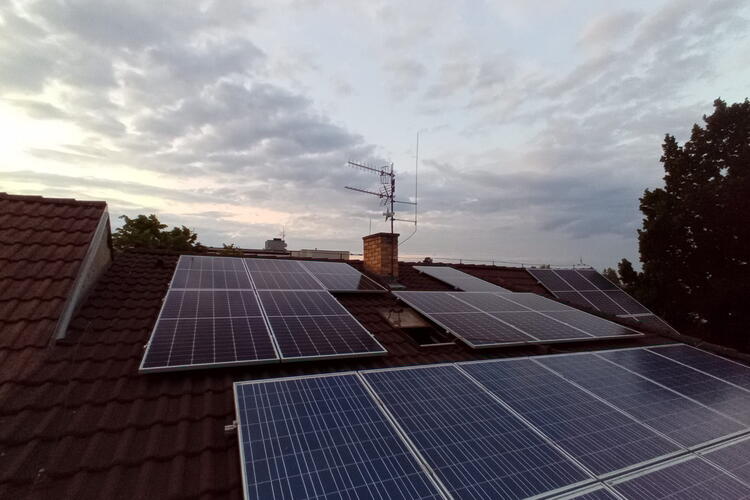Reference: Solární elektrárna montovaná v Čelákovicích ve Středočeském kraji 