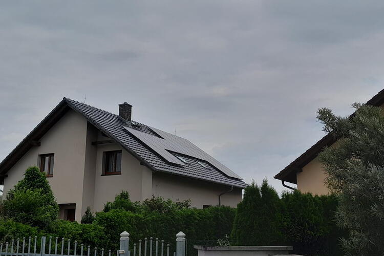 Reference: Solární elektrárna s dotací na bateriový systém - Plzeň-Dolní Vlkýš 