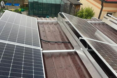 Reference: Fotovoltaická elektrárna s realizací na rovné plechové střeše - Zdice 