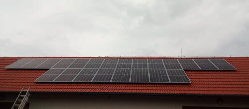 Reference Fotovoltaická elektrárna montovaná na stanovou střechu - Netunice 
