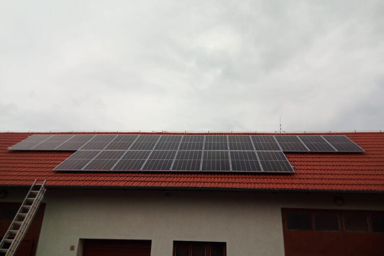 Reference: Fotovoltaická elektrárna montovaná na stanovou střechu - Netunice 